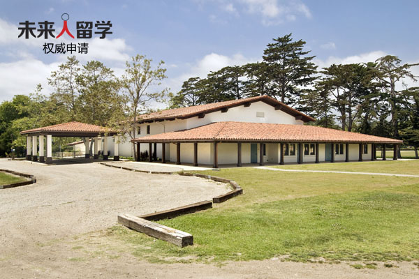 布兰卡学校(Laguna Blanca School)成立于1933年,位于加州圣巴巴拉市。学校作为地区一所顶级私立名校,现拥有两个校区,61%以上的教师拥有硕士或博士学历,从2008年至今,有近百名学生获得国家级奖学金。