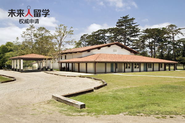 布兰卡学校（Laguna Blanca School）成立于1933年，位于加州圣巴巴拉市。学校作为地区一所顶级私立名校，现拥有两个校区，61%以上的教师拥有硕士或博士学历，从2008年至今，有近百名学生获得国家级奖学金。