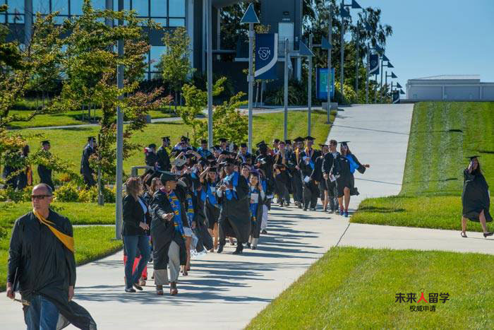 圣马特奥社区学院College of San Mateo每年上千学生进入加州大学系统