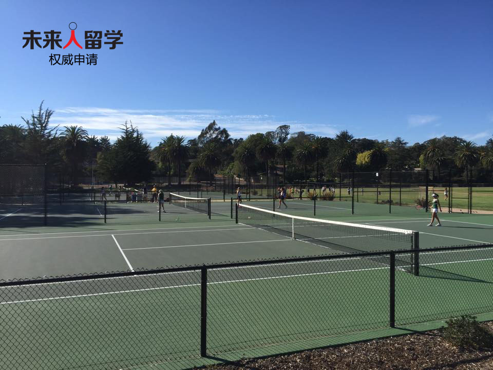 布兰卡学校（Laguna Blanca School）成立于1933年，位于加州圣巴巴拉市。学校作为地区一所顶级私立名校，现拥有两个校区，61%以上的教师拥有硕士或博士学历，从2008年至今，有近百名