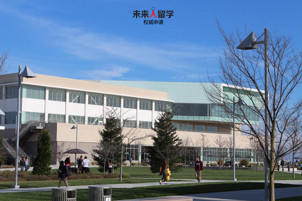 圣马特奥社区学院College of San Mateo每年上千名学生进入加州大学系统