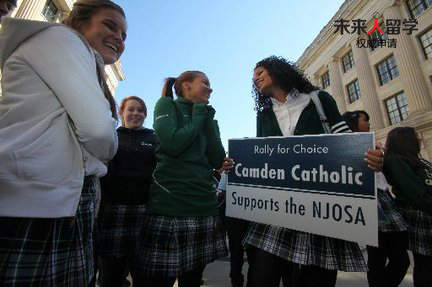 康登高中（Camden Catholic High School）成立于1887年，位于新泽西州樱州市。发展至今，学校已经成为古典学校的典范，获得MSCAS/CB/ASCD/NASS认证。