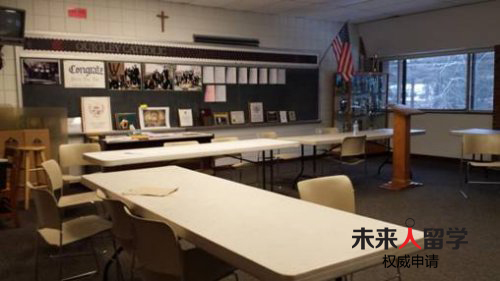 奎格利天主教高中（Quigley Catholic High School）成立于1967年。学校获得美国中部协会和国家天主教会教育协会认证，是一所不断成长的、天主教大学预备的、男女合校的优秀中学。