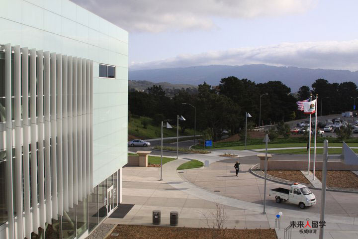 圣马特奥社区学院College of San Mateo每年上千学生进入加州大学系统
