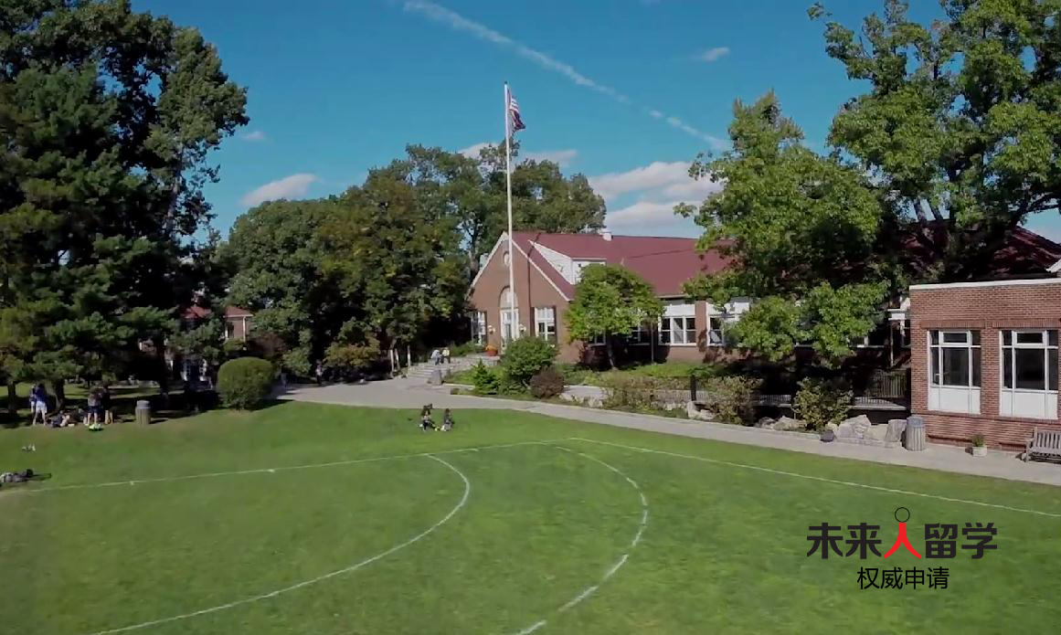 利弗代尔学校（Riverdale Country School）成立于1907年，拥有将近110年办学历史，学校不仅是NYSAIS成员，同时拥有NAIS和AISAP认证，是常春藤大学的预备学校之一。