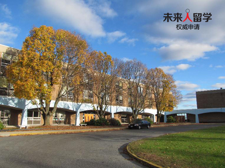 圣名高中建于1942年,位于马萨诸塞州伍斯特。学校历史悠久,获得美国新英格兰院校协会、国际教育工作者协会、美国国家独立学校协会认证。