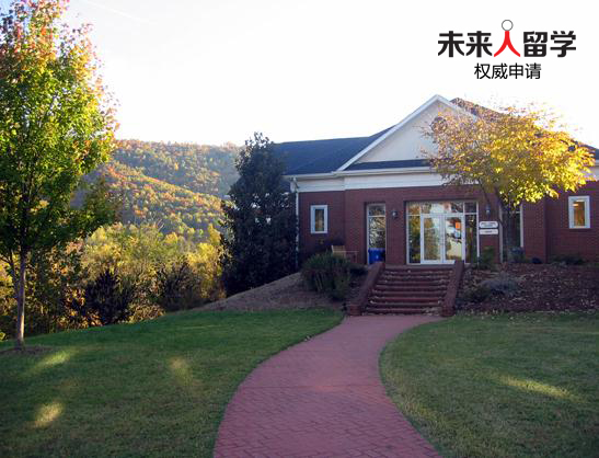 坦得穆贵格会学校（TANDEM FRIENDS SCHOOL）创立于1970年，位于弗吉尼亚州中部城市夏洛茨维尔。这里也正是美国排名第二得公立大学弗吉尼亚大学所在地，同时也是两位总统－托马斯杰弗逊（独立宣言起草者）和詹姆斯门罗的出生之地 。因此，该地区有着良好的教育、文化氛围，普遍的教育水准较高。