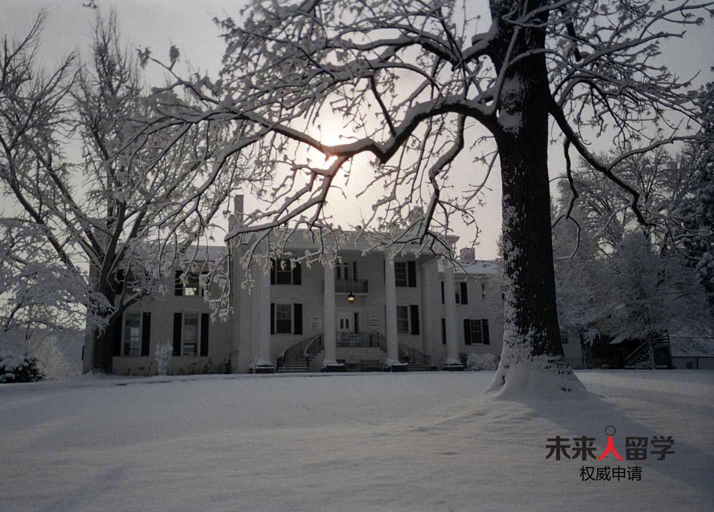 坦得穆贵格会学校（TANDEM FRIENDS SCHOOL）创立于1970年，位于弗吉尼亚州中部城市夏洛茨维尔。这里也正是美国排名第二得公立大学弗吉尼亚大学所在地，同时也是两位总统－托马斯杰弗逊（独立宣言起草者）和詹姆斯门罗的出生之地 。因此，该地区有着良好的教育、文化氛围，普遍的教育水准较高。