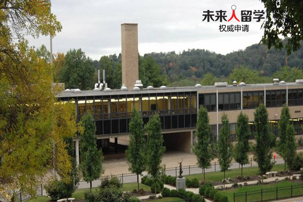 卡尼文教会高中(Bishop Canevin High School)成立于1959年,位于宾州匹兹堡市。学校获得美国中部协会与美国天主教教育协会认证。专业敬业的教师团队和一流的硬件设施为每一位在校生提供高质量的教育服务。