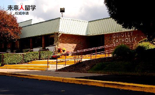 奎格利天主教高中（Quigley Catholic High School）成立于1967年。学校获得美国中部协会和国家天主教会教育协会认证，是一所不断成长的、天主教大学预备的、男女合校的优秀中学。