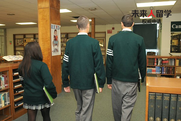 康登高中（Camden Catholic High School）成立于1887年，位于新泽西州樱州市。发展至今，学校已经成为古典学校的典范，获得MSCAS/CB/ASCD/NASS认证。
