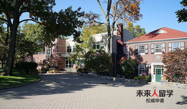 利弗代尔学校（Riverdale Country School）成立于1907年，拥有将近110年办学历史，学校不仅是NYSAIS成员，同时拥有NAIS和AISAP认证，是常春藤大学的预备学校之一。