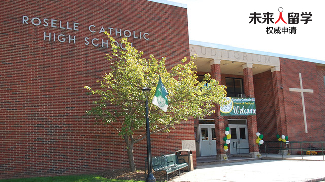 罗塞尔天主高中（Roselle Catholic High School）成立于1959年，位于新泽西州Roselle。学校提供大学预备制教学，课程设置非常丰富，充分满足孩子的多样选择。